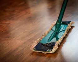 È possibile utilizzare una scopa a vapore su pavimenti in listoni vinilici